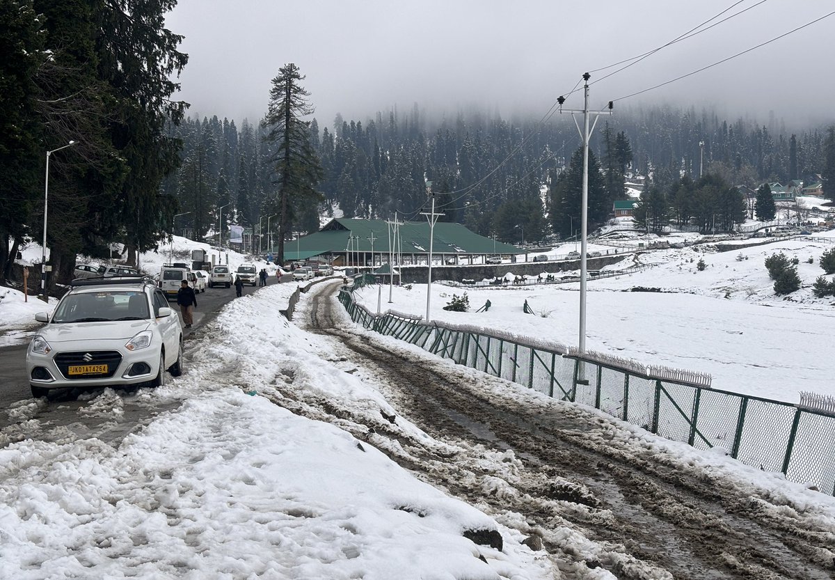 Kashmir's recent snowfall has sparked a tourism boom, offering locals new income avenues. Tourists are thrilled to embrace the fresh snow at Gulmarg's ski resort! ❄️ #KashmirTourism #SnowfallMagic #Gulmarg #Sonamarg #JammuAndKashmir #MayDay #LabourDay