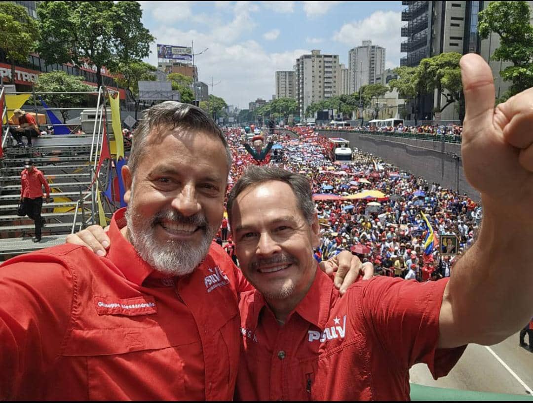 Hoy #01May junto a mi Hermano Camarada y Amigo Alm @Alessandrellove enlace político del @PartidoPSUV para Nueva Esparta acompañando al pueblo trabajador en la Ciudad de Caracas que salió a respaldar al Pdte Obrero @NicolasMaduro #MayoDeTransformacion @dcabellor @emiliorafael_