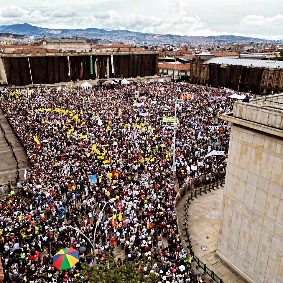 🇨🇴El gobierno del cambio con el pueblo en la calle conmemorando el primero de mayo. Seguiremos trabajando incansablemente para que el mandato popular sea realidad. Por una vejez digna y una reforma laboral que proteja los derechos de las personas trabajadoras. #LeMarchoCambio 👏🏽