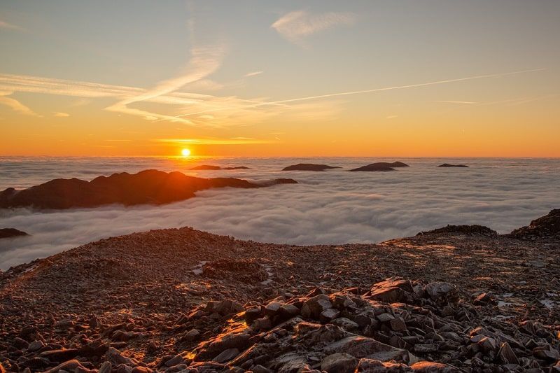 🌄 Experience the sunrise over Scafell Pike as you climb to the summit by moonlight 🌄 #MidlandsHour On Sunday 2nd June 2024, witness the breath-taking views and the spectacular landscapes below as the day grows lighter Find out more today buff.ly/445oo7B