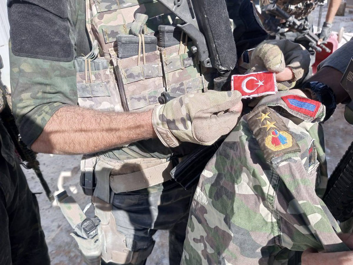 ظبط بدله عسكرية لجنود الاحتلال التركي في مخيم الهول مخيم الهول حيث تعيش عوائل تنظيم داعش الارهابي #قسد #SDF