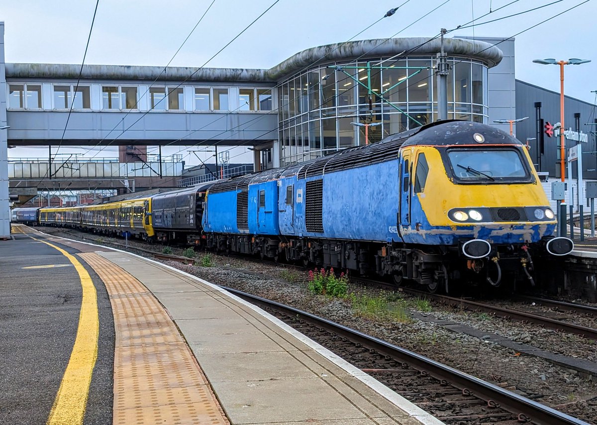 Today's Photo from the Stour 📸 Well what have we here! The newest RA HSTs to be activated 43467 + 43423 still in EMT Blue lead two 777s & 43468 + 43480 on a run to Kirkdale TMD 👏 #DOTS #railwayphotography #trainphotography #class43 #HST #railadventure #class777