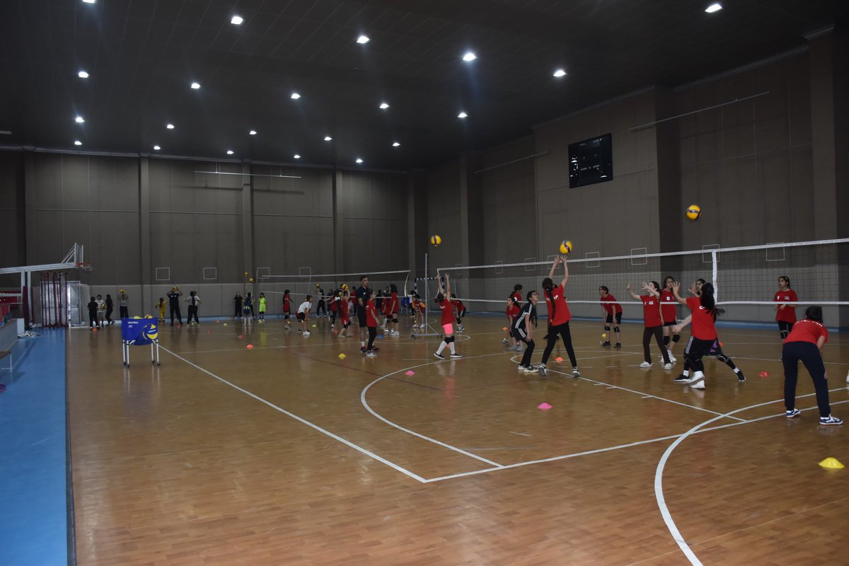 Naxçıvan şəhərindəki İlham Əliyev adına Olimpiya İdman Kompleksində Voleybol Federasiyası tərəfindən təşkil olunan məşqləri izləyib, yeni dönəmdə bu idman növünün inkişafı istiqamətində görülən işlərlə tanış olduq.