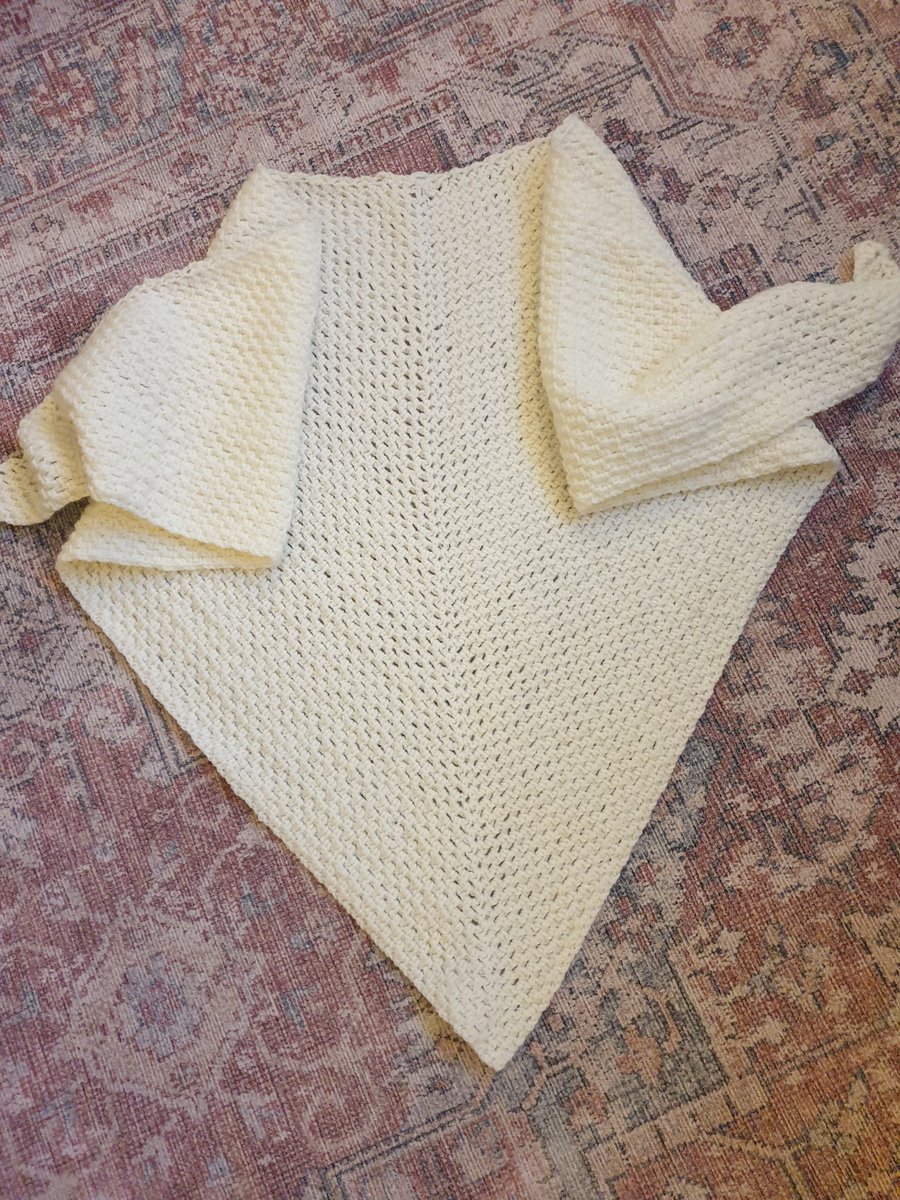 @woolhour And further to last week's #woolhour I finished my cream shawl and have worn it to bed and it's perfect