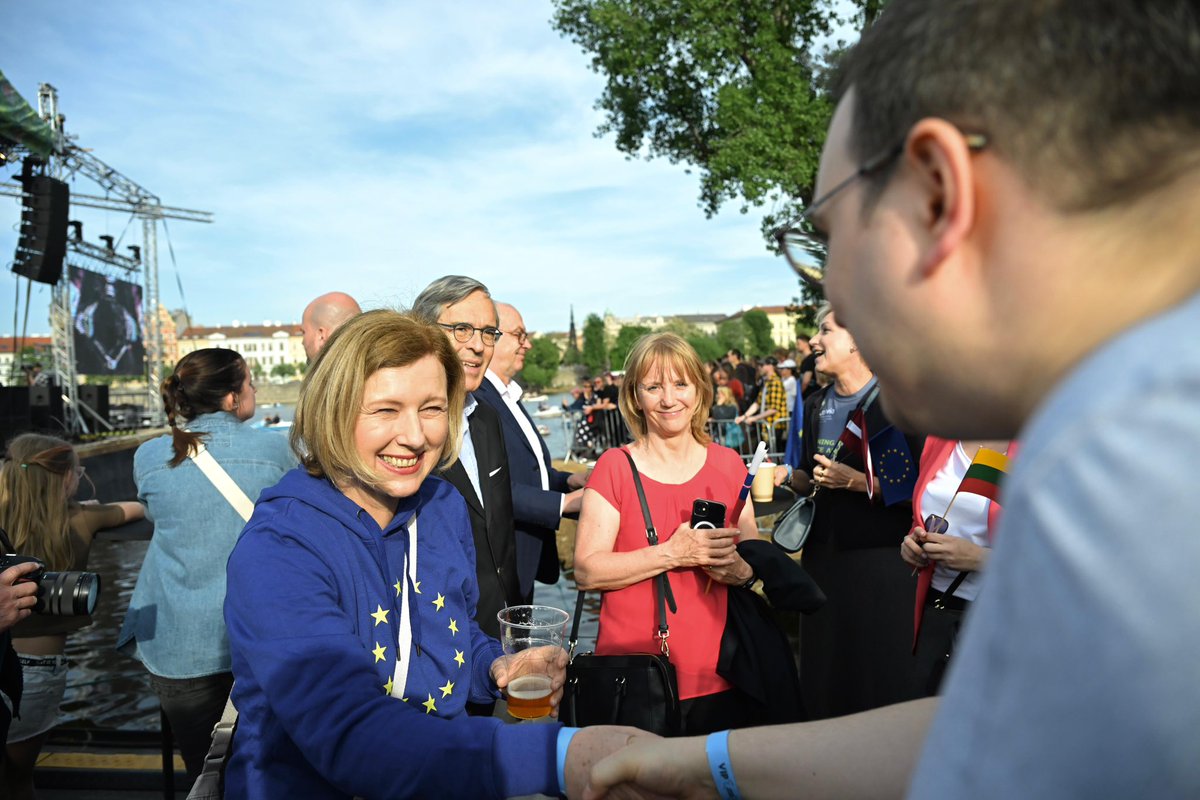 Pár momentů z oslav 20. výročí vstupu Česka do EU a zahájení festivalu @unitedislands. Dnešní sváteční den jsem si moc užil! 🇨🇿✌️🇪🇺