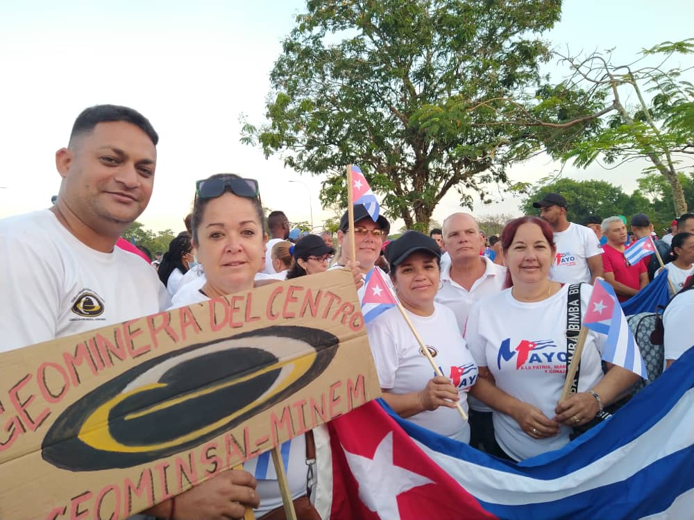 Los trabajadores de la Empresa Geominera del Centro presentes en el desfile por el 1ro de Mayo.