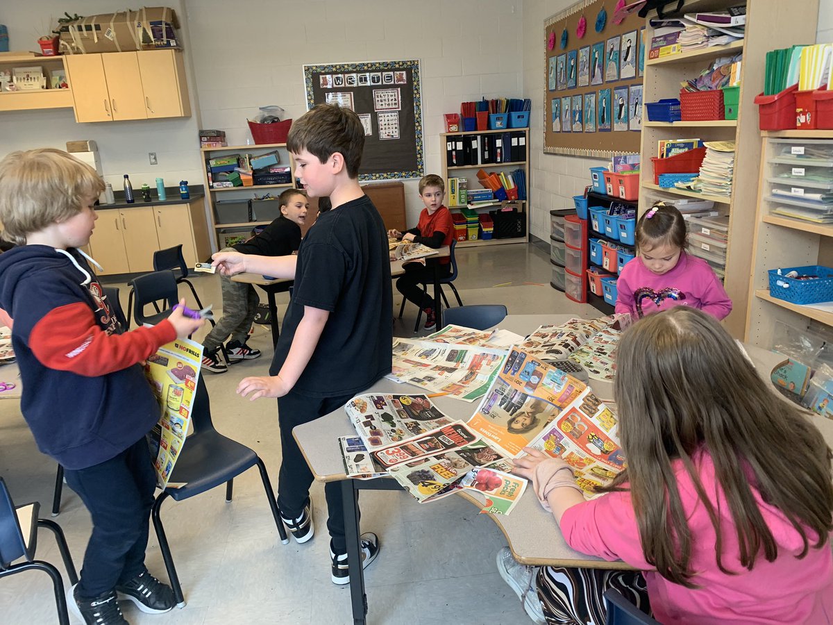 We are learning how to save money in Grade 2! <a href="/AdmiralsAcad_NL/">Admiral’s Academy Navigators 🏳️‍🌈</a>