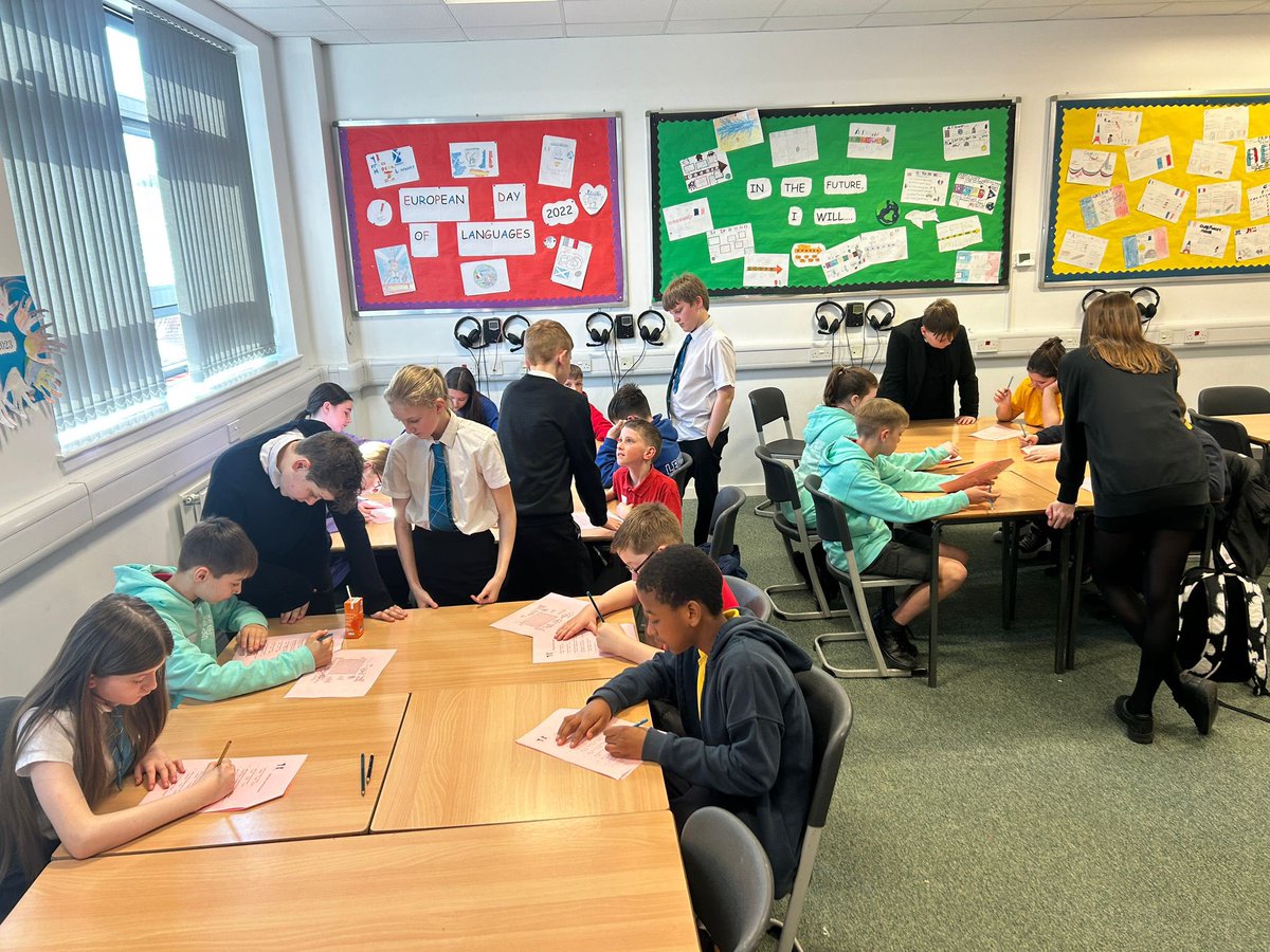 S1 helpers taking charge and running the show in Miss Cross’ room! 🥖🇫🇷🥐