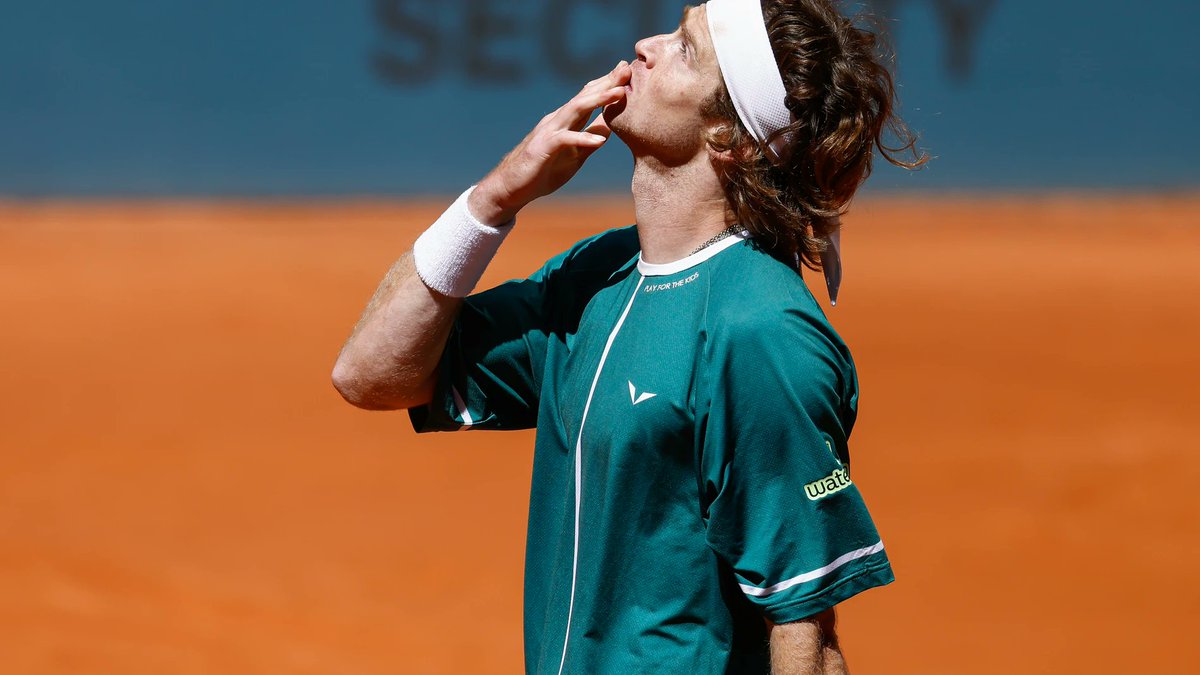 RUBLEV ELIMINA A ALCARAZ Impacto en el M1000 de Madrid: Andrey Rublev 🇷🇺 jugó en gran nivel para derrotar 4-6 6-3 6-2 a Carlos Alcaraz 🇪🇸, campeón de las 2 últimas ediciones. El ruso, en especial en los dos últimos sets, jugó un tenis casi perfecto.