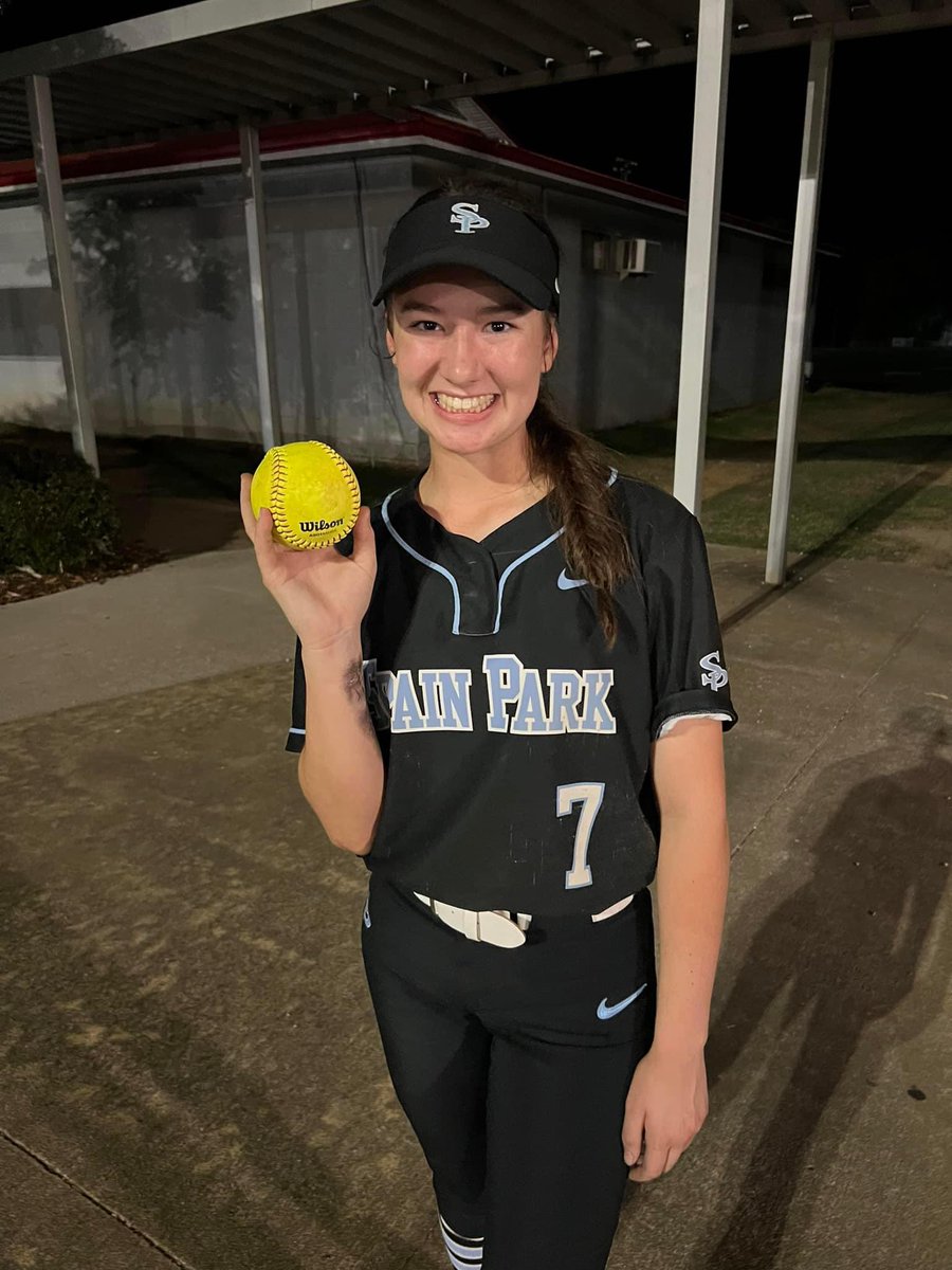 Allie Whitaker hits a 3 run 💣 last night to make it #7 on the season! Way to go Allie and good luck to you in Regionals! #boltsboom @AllieW_2026