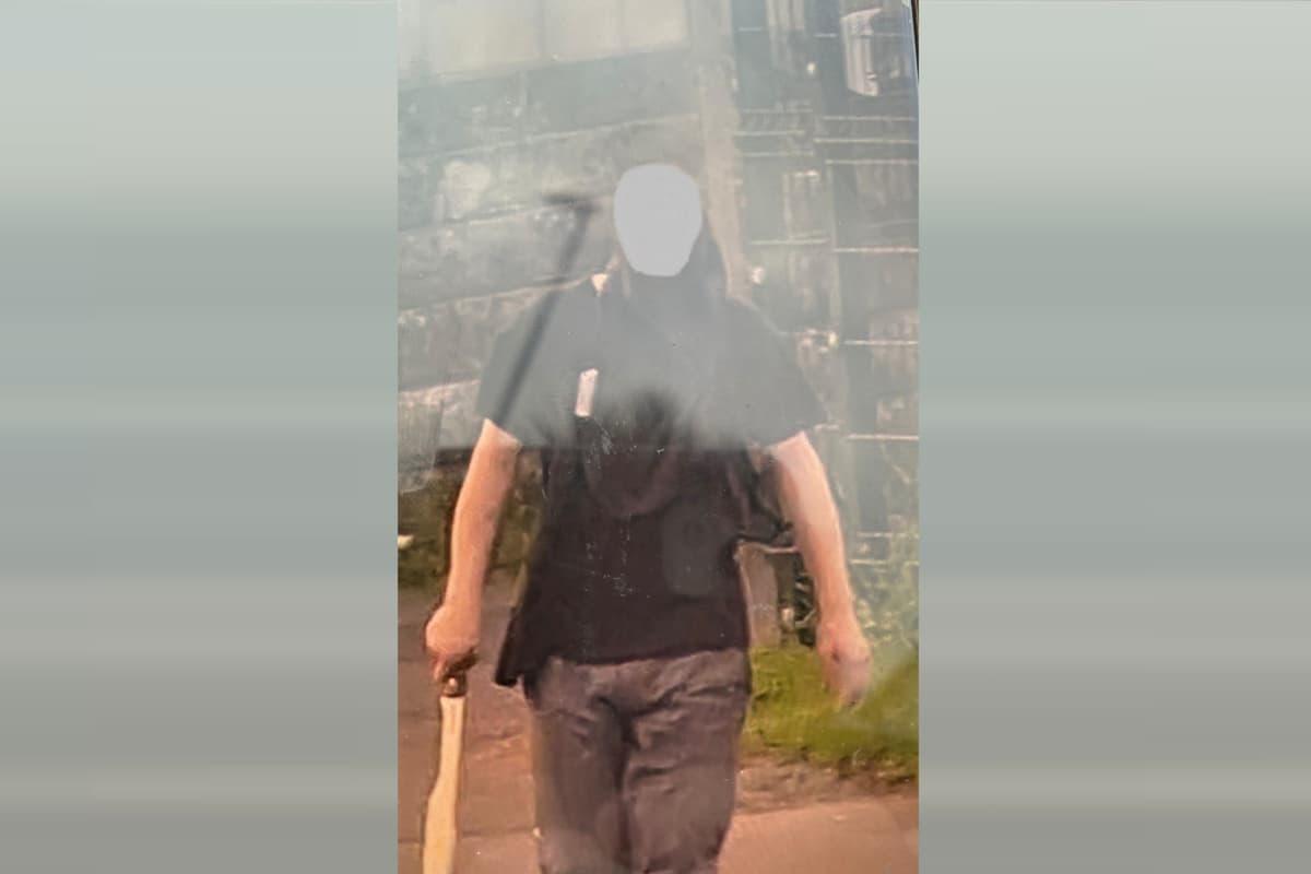 Chilling image of man armed with large machete in Preston street caught on camera lep.co.uk/news/crime/man…