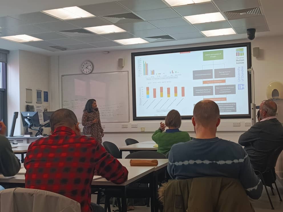 Big thanks to @DundeeWater for providing me with the chance to present my PhD research today! The enriching discussion at the end was the perfect way to top it off.😃