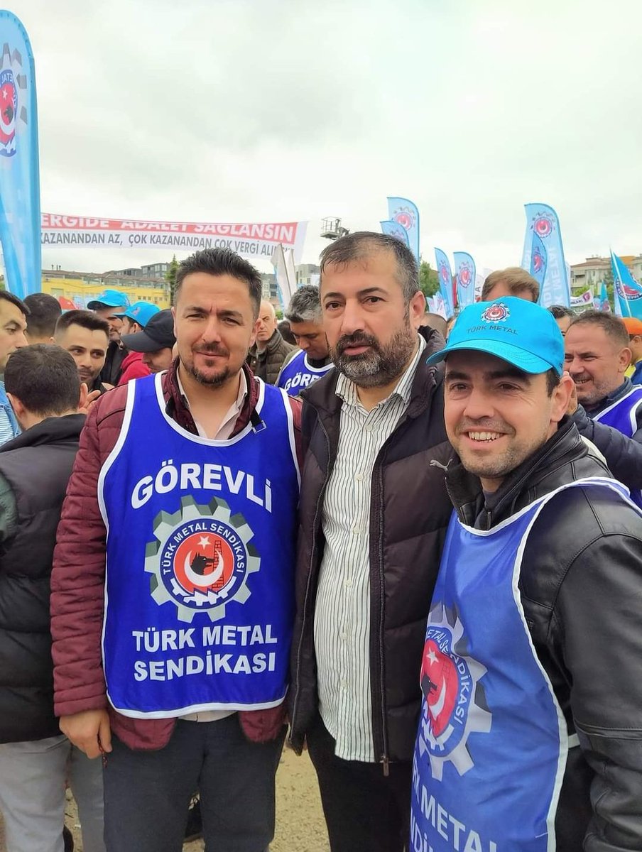 Liderimizin izinde 
Teşkilatımızın emrinde
Davamızın peşinde Alanlarda olup 
Vergide Adalet istediğimiz doğrudur.
#1Mayıs 
#LiderUysalAltundağ 
#MesutErdem 
#NizamBilik