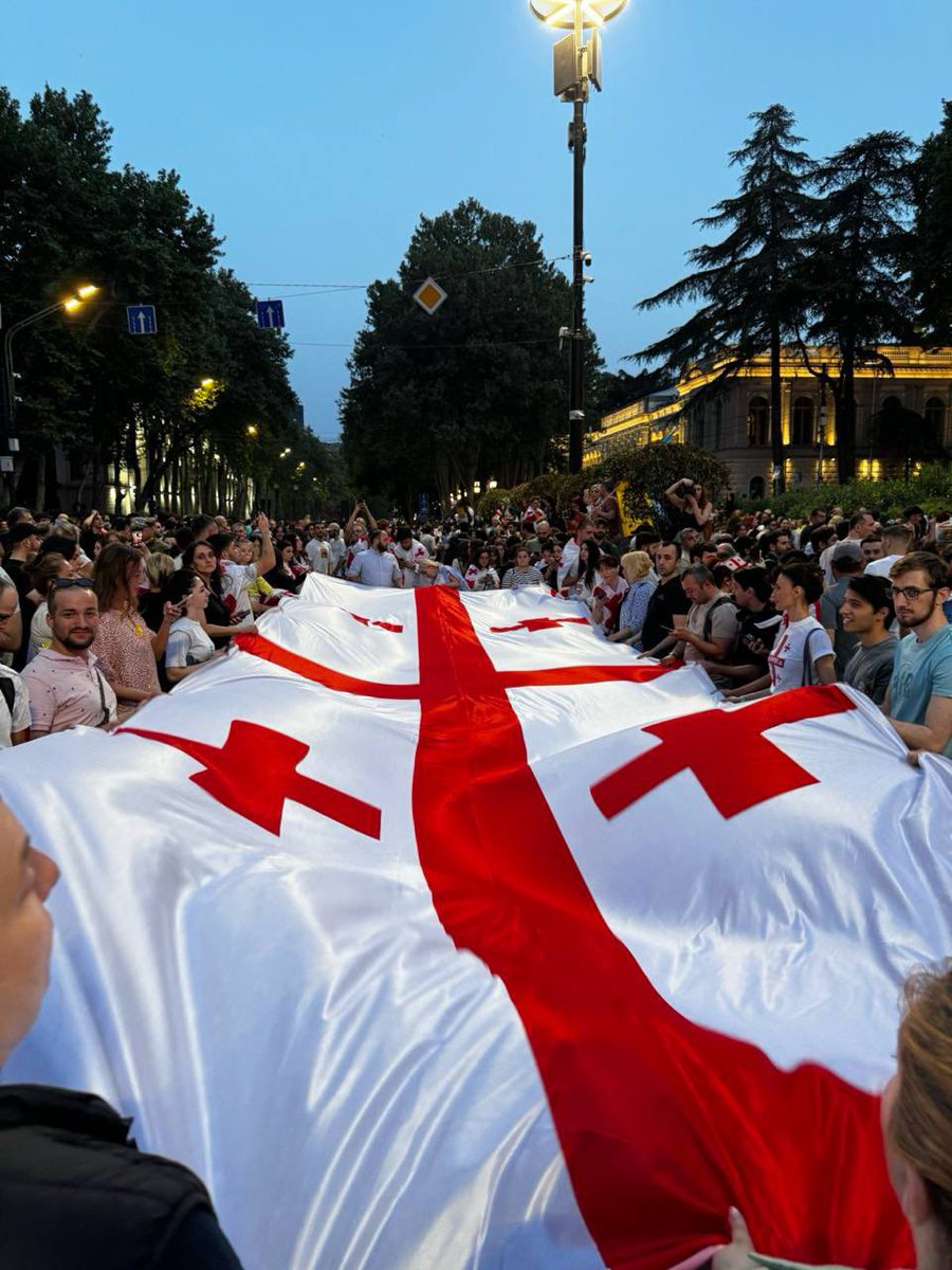 Rustaveli is again blocked and full of protesters as the Georgian parliament passed the Russian law on foreign agents/ influence in the second hearing. 

Photo t.me/NotoRussianLaw…