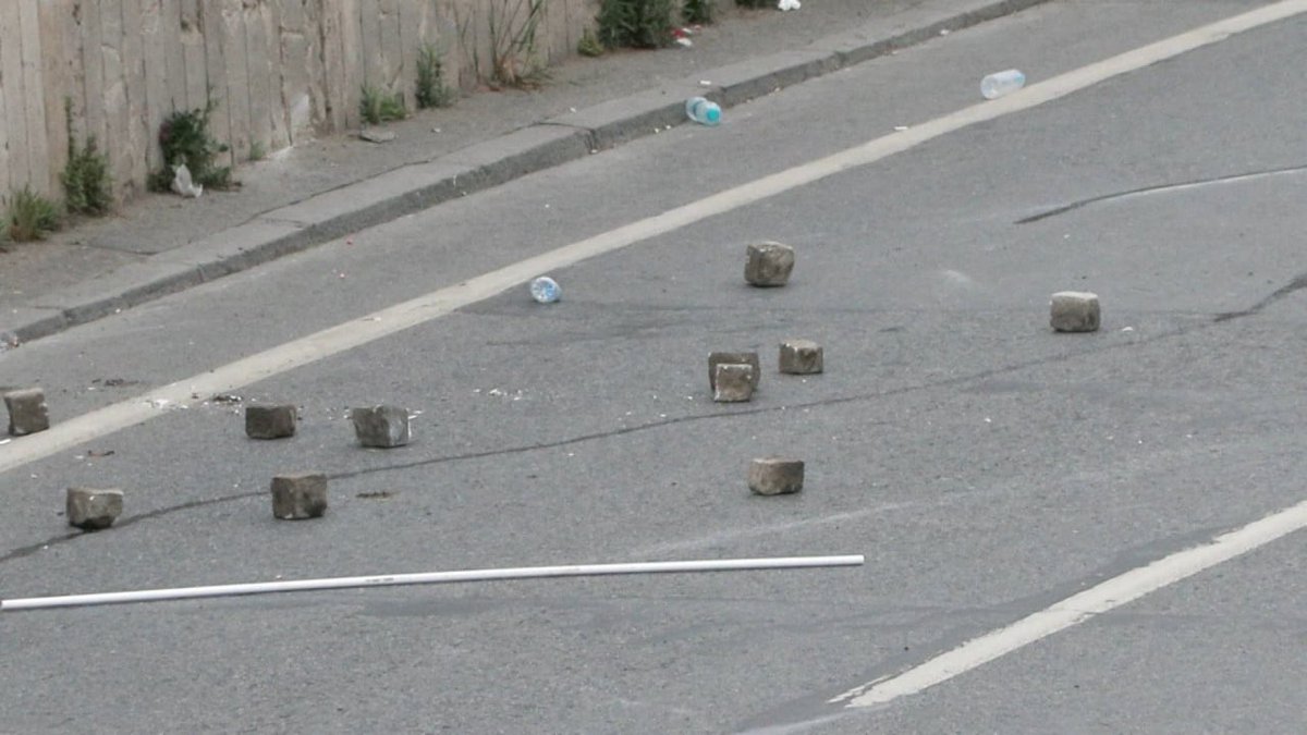 Toplandılar, polis dövdüler, devlete sövdüler, ortalığa sıçtılar, gittiler. Artıklarını toplamak gerçek işçilere kaldı