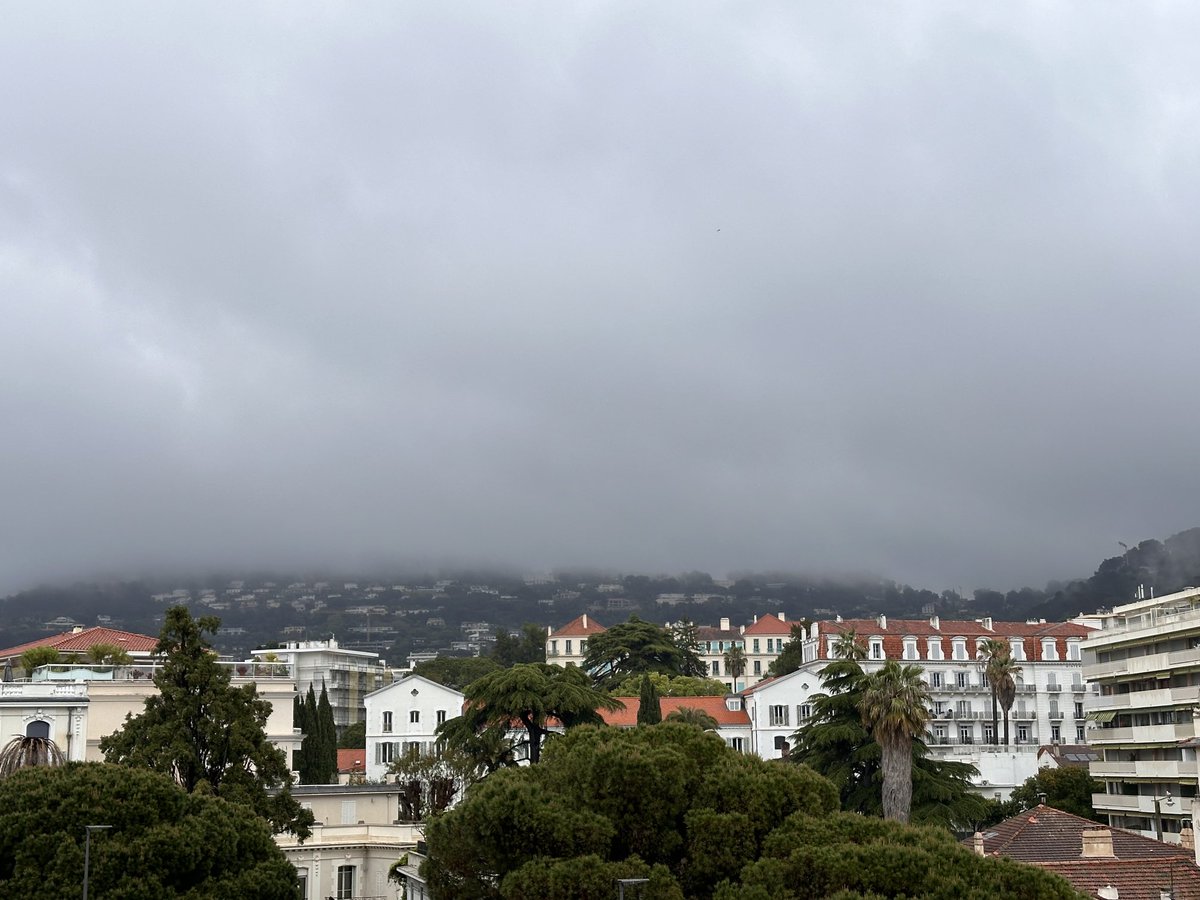 #Cannes, maintenant La Californie dans le brouillard ☔️