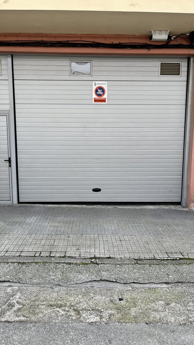 #Ferrol ciudad sin ley
La ordenanza municipal obliga al titular de un vado a señalizarlo con una placa vertical y una linea de pintura amarilla horizontal, así como a reparar los daños en la acera.
¿@ferroloficial incumple sus propias ordenanzas?
Si recurres la multa ganas
@DGTes