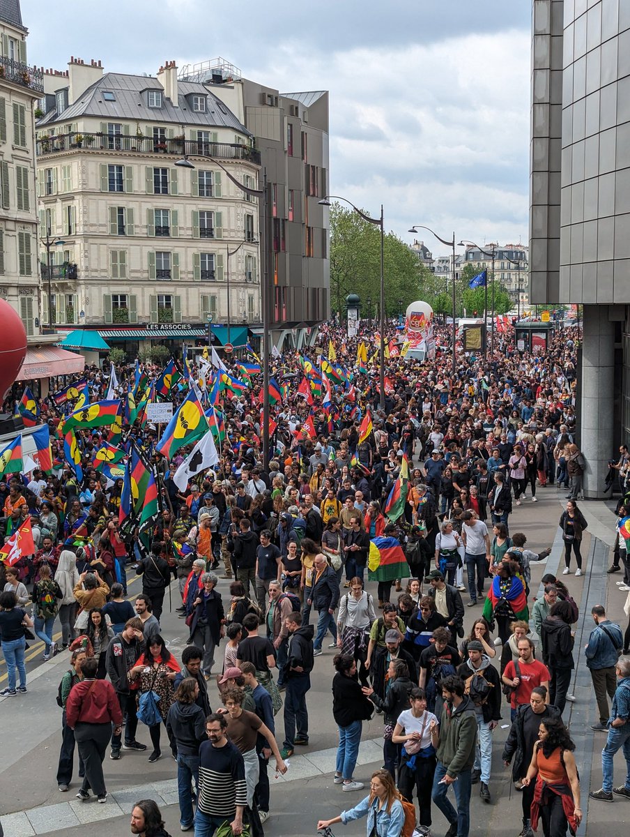 #1erMai Ca n'est pas la foule des grandes années mais le cortège est très jeune. 🙂