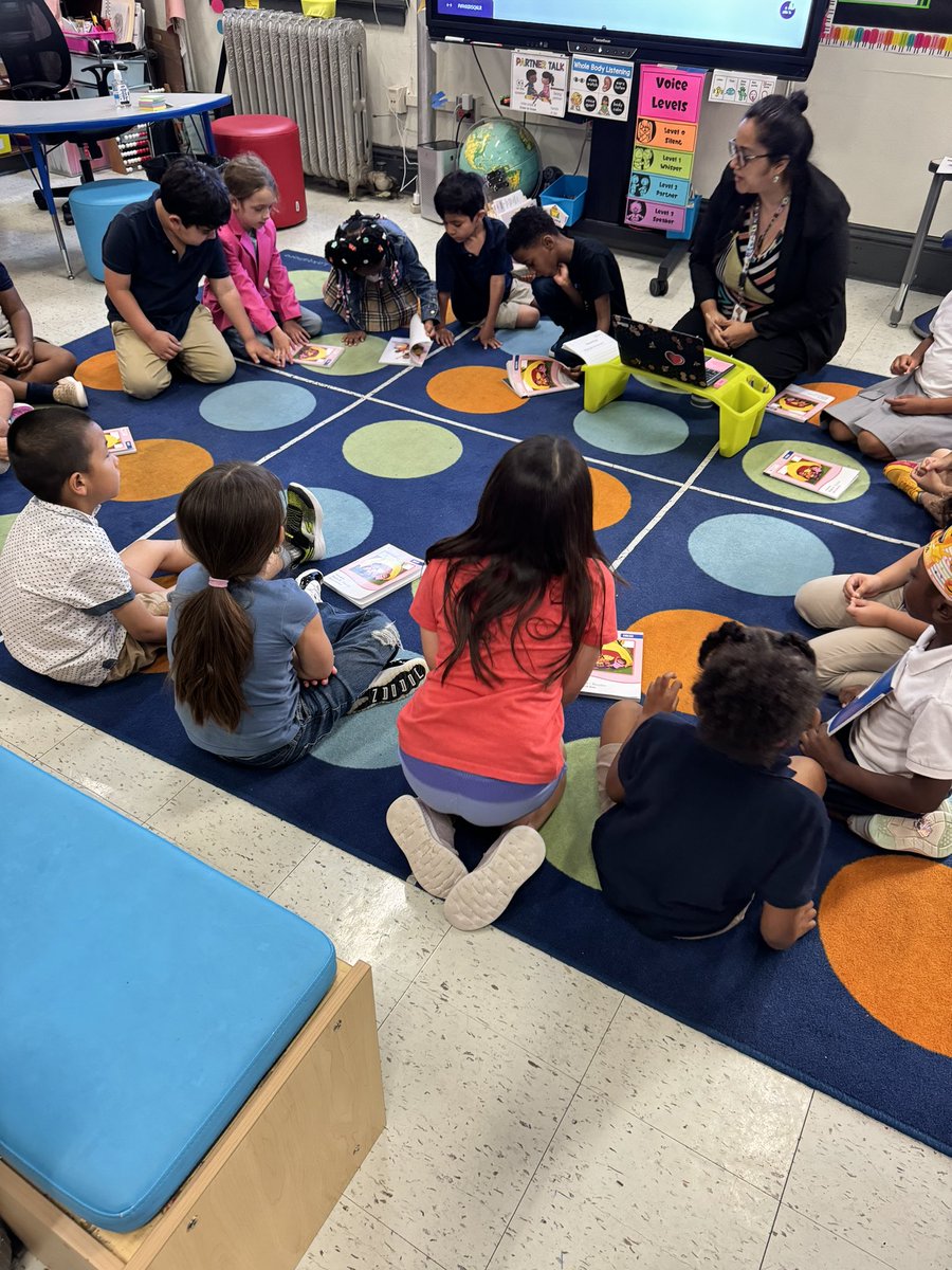 Finding responses in text to questions about bugs is what’s happening today @PLSamHouston in Dallas ISD! The Kindergarten Beehive is busy buzzing about their learning! #greatteaching @DrElenaSHill @MurilloDebbie1 @Dallasacademics