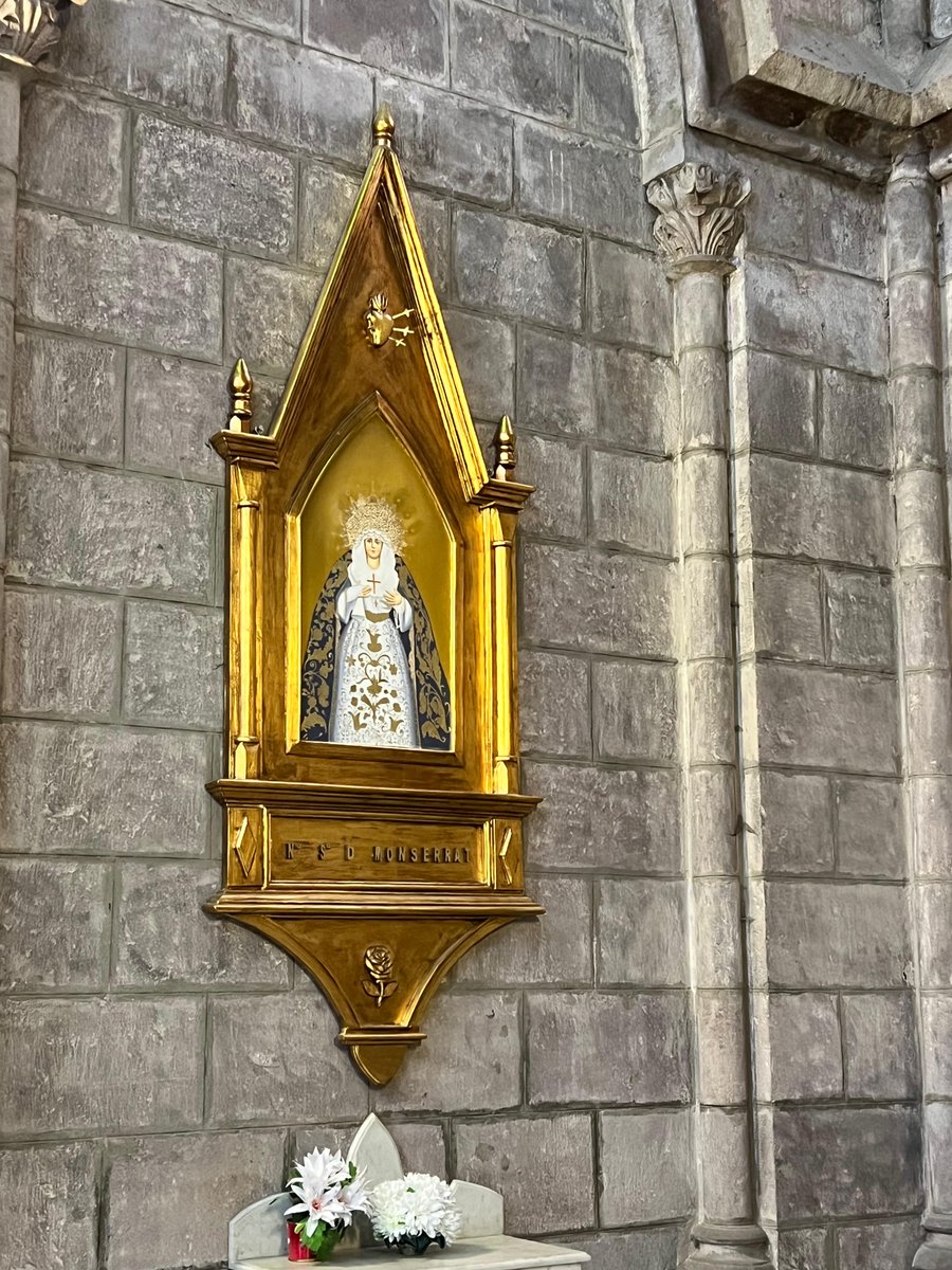 La devoción a Nuestra Señora de Montserrat es universal. En la foto, una capilla de la Santísima Virgen en la Catedral de Quito, en Ecuador. Reina y Madre de Montserrat. Ruega por nosotros