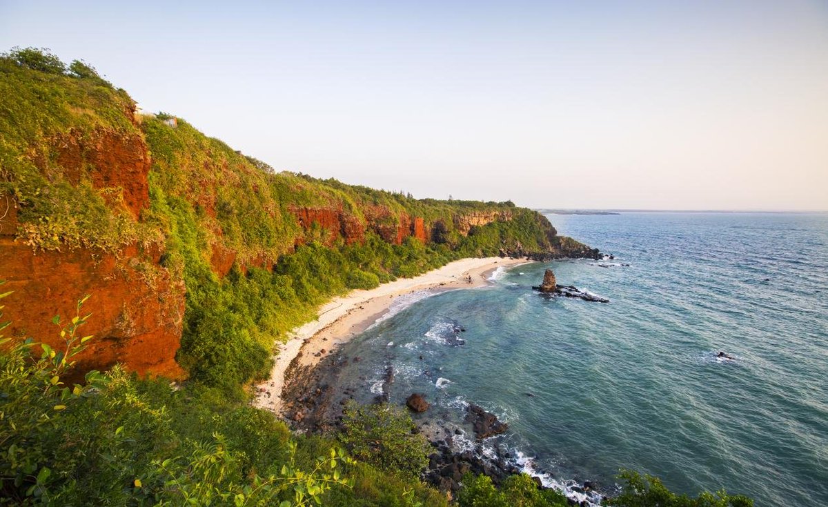 #DanzhouPhotoSpotsThe #Danzhou Eman section of the #Hainan Coastal Scenic Highway presents a breathtaking scenery. Driving along the highway, you'll be treated to views of marvellous volcanic rocks along the coast. It’s a combination of mesmerizing island #landscapes and the…