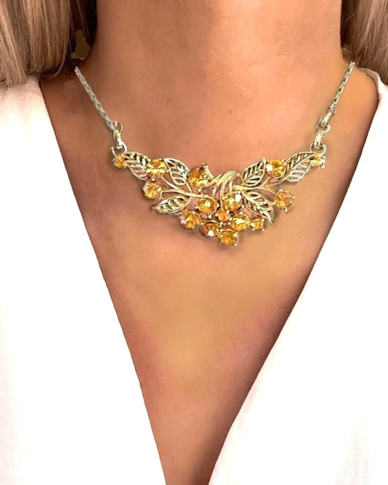 etsy.com/listing/172424…
#necklace #floral #vintage #rhinestones #goldplate #bibNecklace #topaz #rhinestones #goldTone #flowers #leaves #stems #cutouts #filigree #specialOccasion #evening #artnouveau