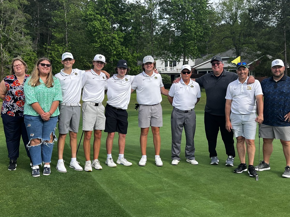HunnellNatalie's tweet photo. Had a great time celebrating our seniors at Golf last night! We love seeing all their accomplishments! Our Golf players teamed up with their dads and faculty in a friendly competition, what a great way to end their regular season! @MBHSPrincipal @Cahill_MB @SeahawkBooster https://t.co/WIurezZkaP