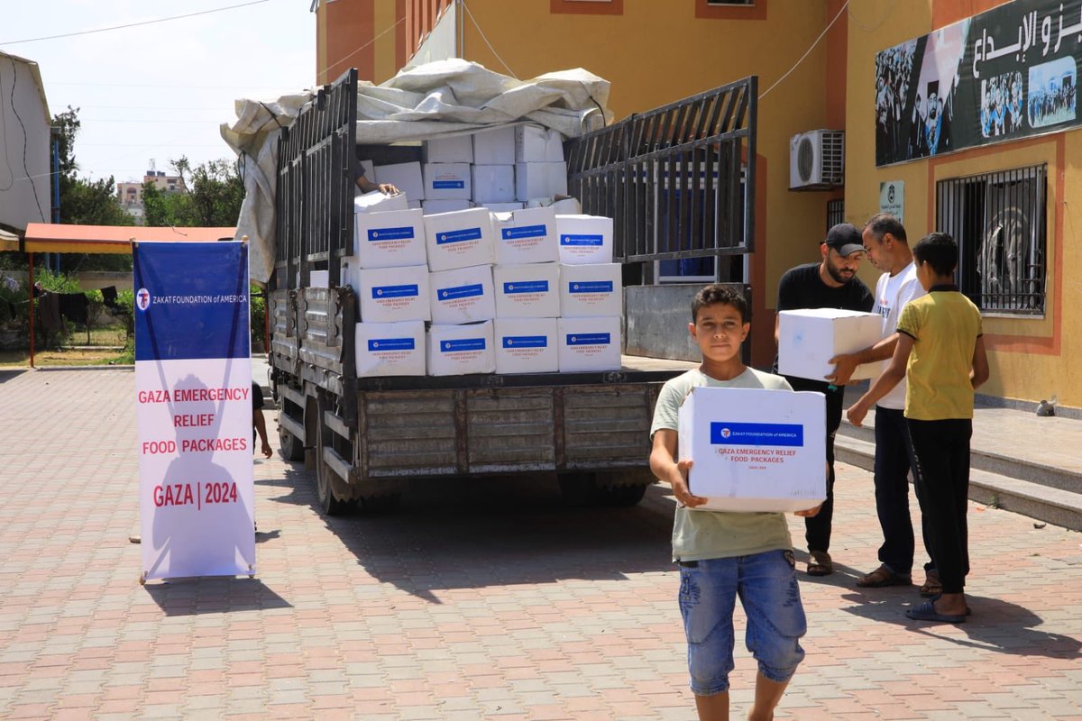 تبرعاتكم الخيرية من الطرود الغذائية وصلت مباشرة إلى أيدي #النازحين من غزة الذين فقدوا كل شيء. نحتاج تبرعاتكم لمواصلة تقديم الطعام ومستلزمات الصحة و النظافة. للمزيد : tinyurl.com/4rpkrhuk
