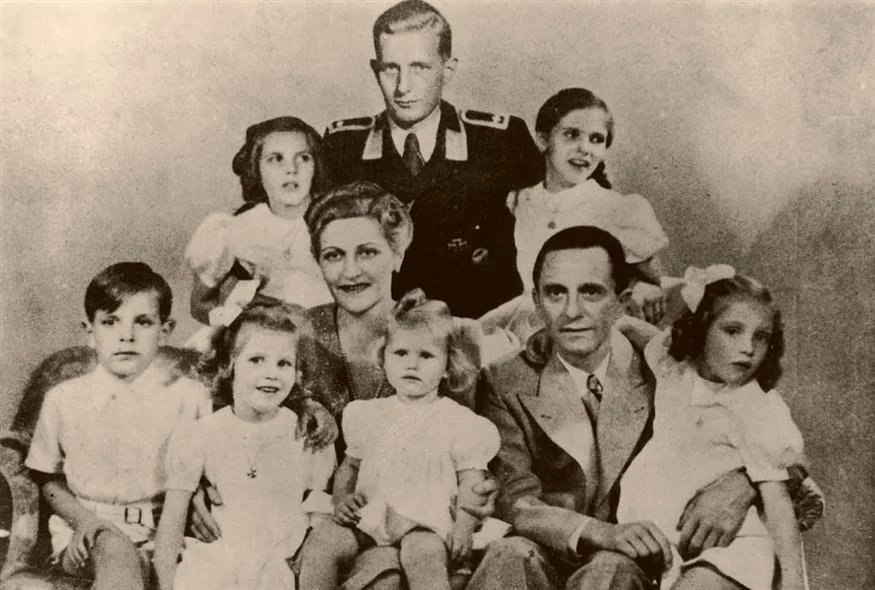 Πρωτομαγιά 1945

Ο Κόκκινος Στρατός έβλεπε πια πεντακάθαρα τα πρώτα σπίτια του Βερολίνου.  Ο υπ. Προπαγάνδας του Χίτλερ Γ. Γκέμπελς και η σύζυγός του, Μάγκντα, έχοντας πλάι τους τα  6 παιδιά τους κατευθύνθηκαν στο καταφύγιο κάτω από τα ερείπια της Καγκελαρίας.