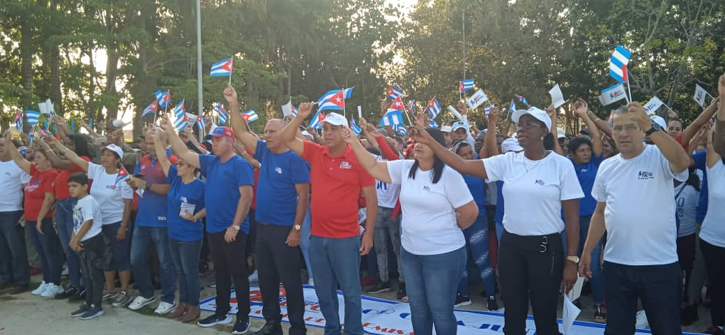 Un primero de Mayo donde los cubanos,los artemiseños reafirmamos  la unidad en torno a la Revolución,al @PartidoPCC y a nuestro Primer Secretario del CCPCC y Presidente cubano 🇨🇺 @DiazCanelB 
#PorCubaJuntosCreamos 
#ArtemisaJuntosSomosMás 
@DrRobertoMOjeda 
@GobiernoArt