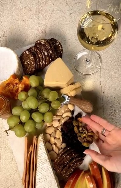 Looking for an easy mid-week snack? A triple cream Brie, Monterey Jack with grapes, apple, almonds and raisins, paired with a California Chardonnay is always a good idea. #californiawines #cheeseplate