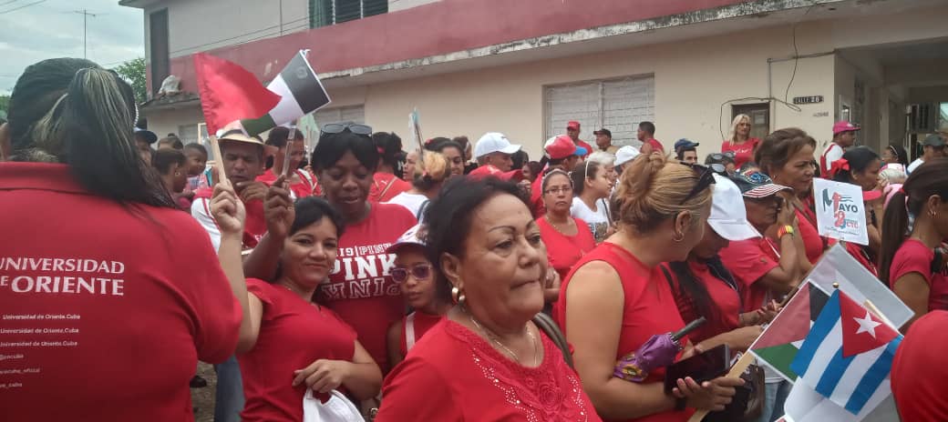 LeticiaCalvoD's tweet image. Colorido y alegría en los educadores en #Contramaestre en este desfile por el #1ro de Mayo.#PorCubaJuntosCreamos.