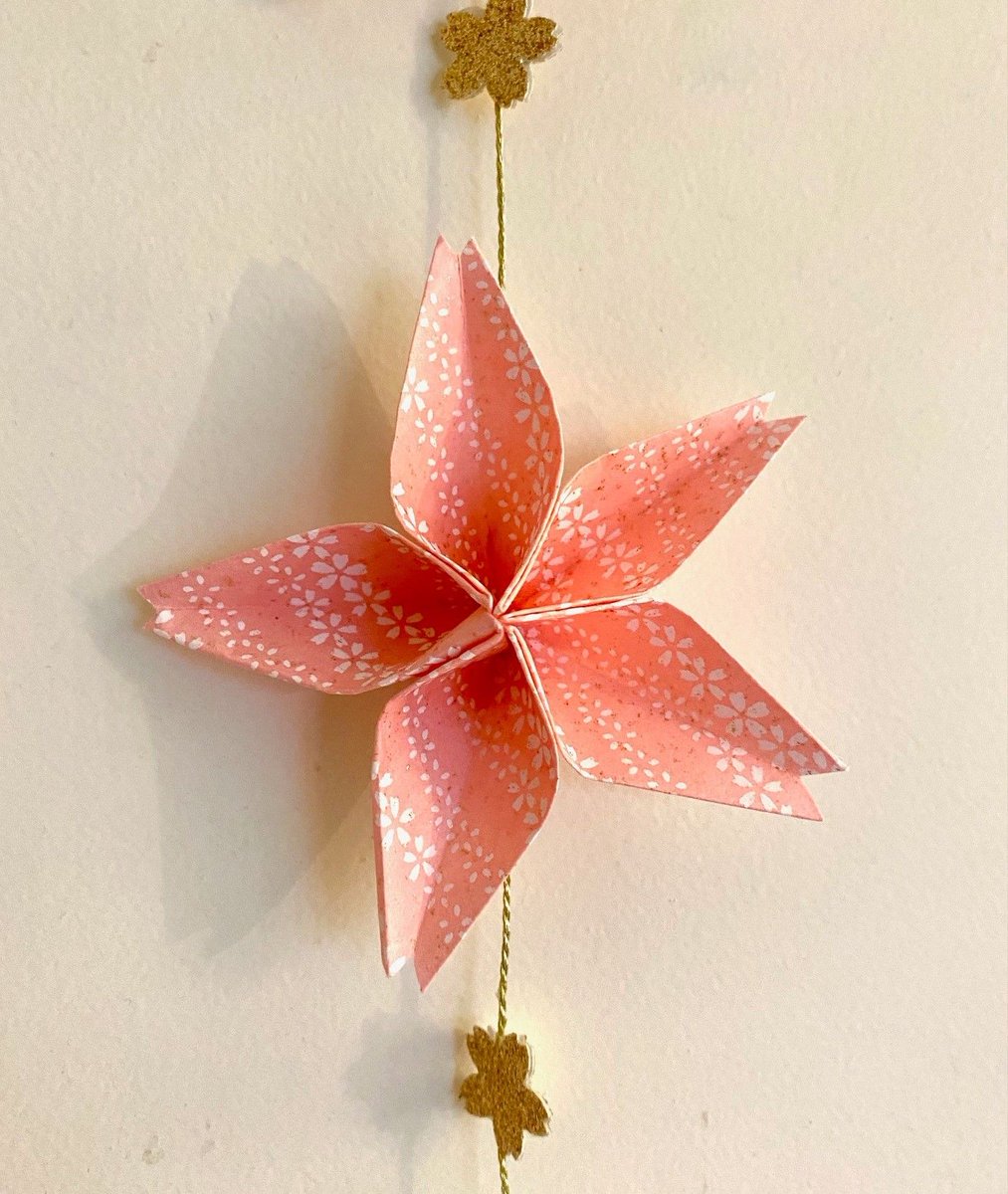 🎏 | ATELIERS Profitez des weekends du mois de mai pour vous initier au furoshiki et à l’origami, deux arts du pliage japonais ! Choisissez tissu ou papier pour emballer vos cadeaux de façon originale. Réservations : buff.ly/3un9vl4 (photo: origamix)