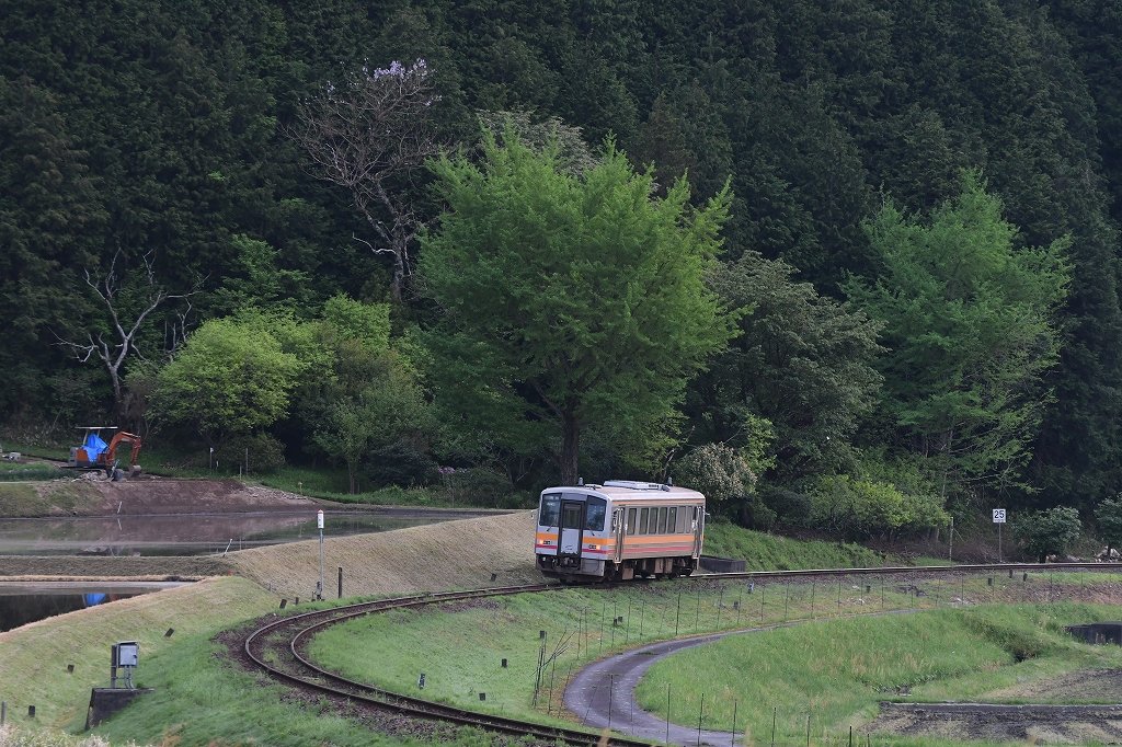 2024.4.29 6:03
土師→智頭
キハ120形岡山車1B(キハ120 329)　快速　3672D
- - -
Nikon D500+ED AF-S Nikkor 70-300mm 1:4.5-5.6G
- - -
F5
1/500sec
135mm
ISO1250
※後打ち撮影