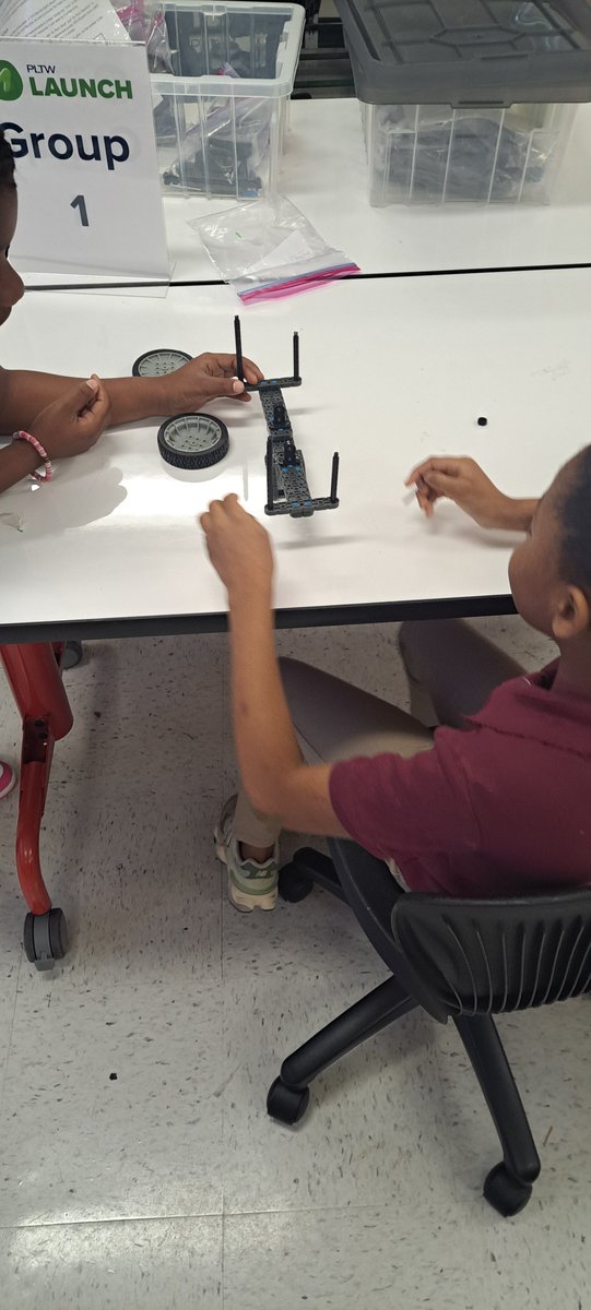 Building simple machines with Vex 'Is really fun and creative!' #SetSailforSuccess #WeareMagnet @SDHCMagnet @HillsboroughSch  @TransformHCPS  @pltw