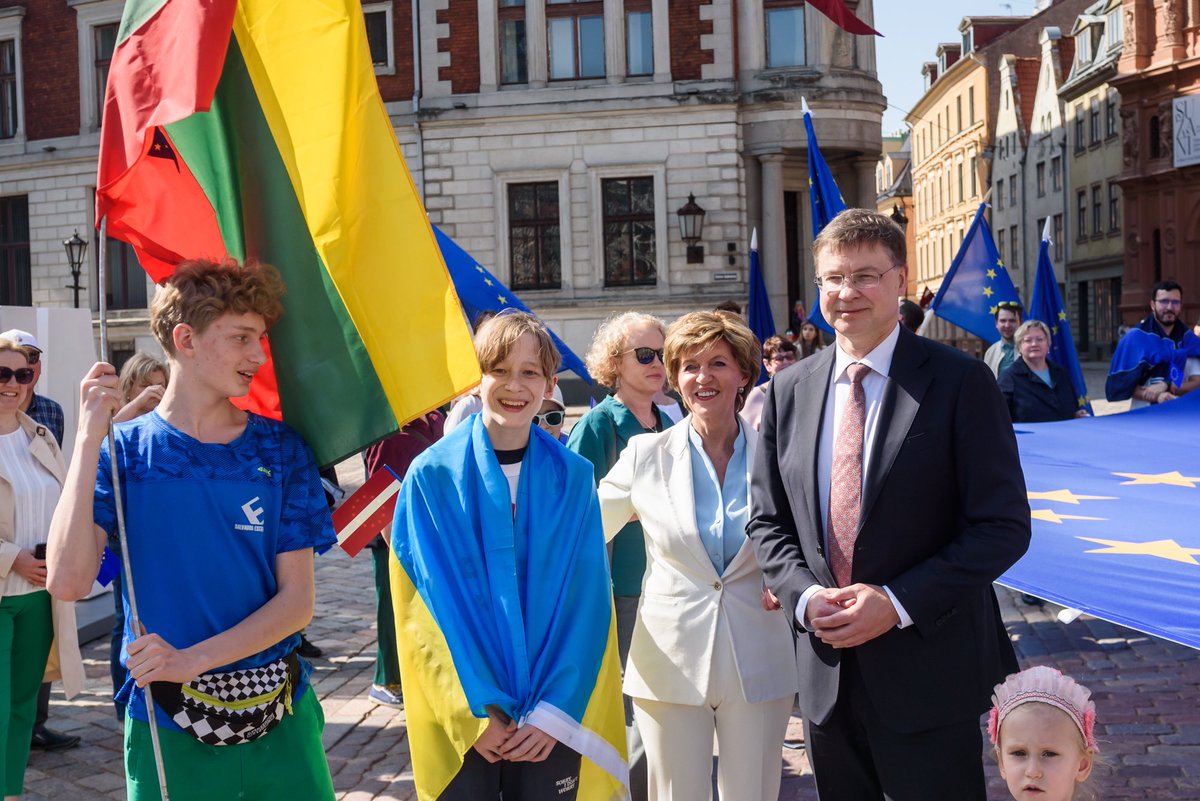 At #EU flashmob in #Riga #20YearsTogether #StrongerTogether #LV20ES