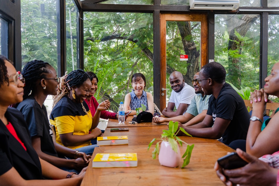 A fantastic way to wrap up the month is by engaging in a book review session with the @hekimabookclub . We had a wonderful time exchanging insights on 'Yellowface.' Have you had the chance to read it? If so, what are your thoughts? 📸 @marcNgotonie