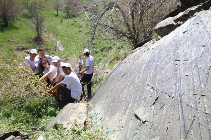 Environmental campaigners in Kazakhstan discover new Bronze Age petroglyphs anatolianarchaeology.net/environmental-…