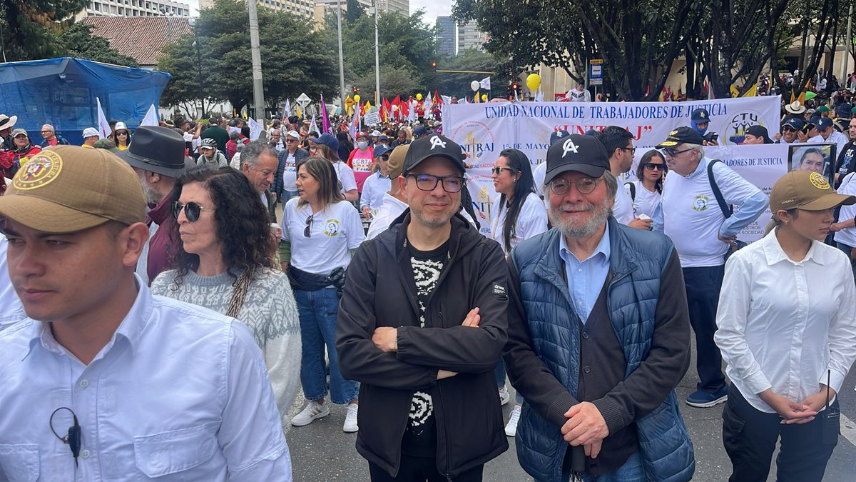 El ministro @jdcorreau acompaña la movilización del #1deMayo por las calles de Bogotá en el Día del trabajo. ✊🏽👩🏽‍🎨🎷 #LeMarchoAlCambio por los derechos de artistas, sabedores, sabedoras, gestores y gestoras culturales.