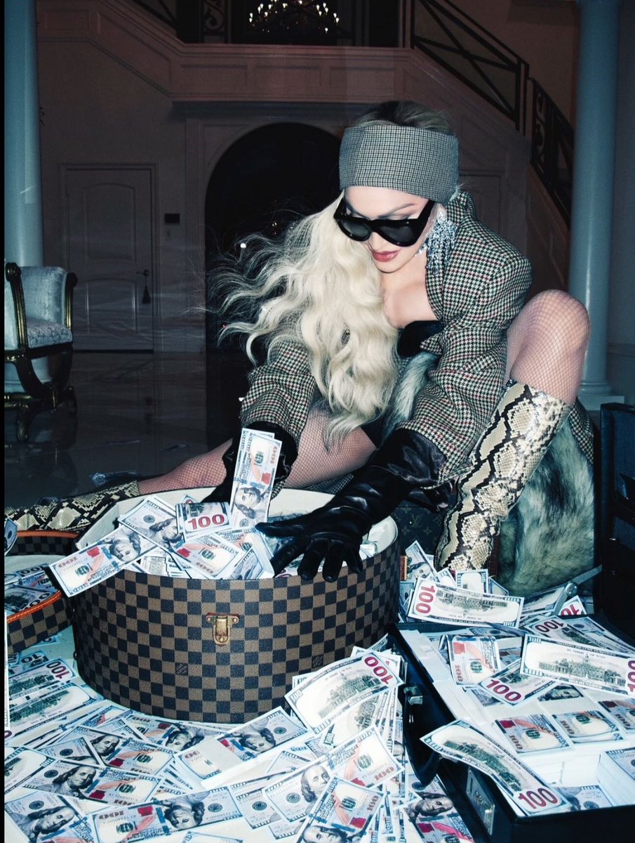 eualyssonc's tweet photo. Madge arrumando a mala depois do show. https://t.co/0M0BlTRCqQ