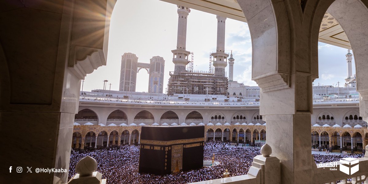 •أهمية الاستشارة ومشاركة الآخرين؛ وذلك بعد استدعاء بلقيس لمن حولها ومُشاورتهم في الكتاب الذي جاءها من سُليمان -عليه السلام-
{قَالَتْ يَا أَيُّهَا الْمَلَأُ أَفْتُونِي فِي أَمْرِي مَا كُنتُ قَاطِعَةً أَمْرًا حَتَّى تَشْهَدُونِ}

#الكعبة  🕋