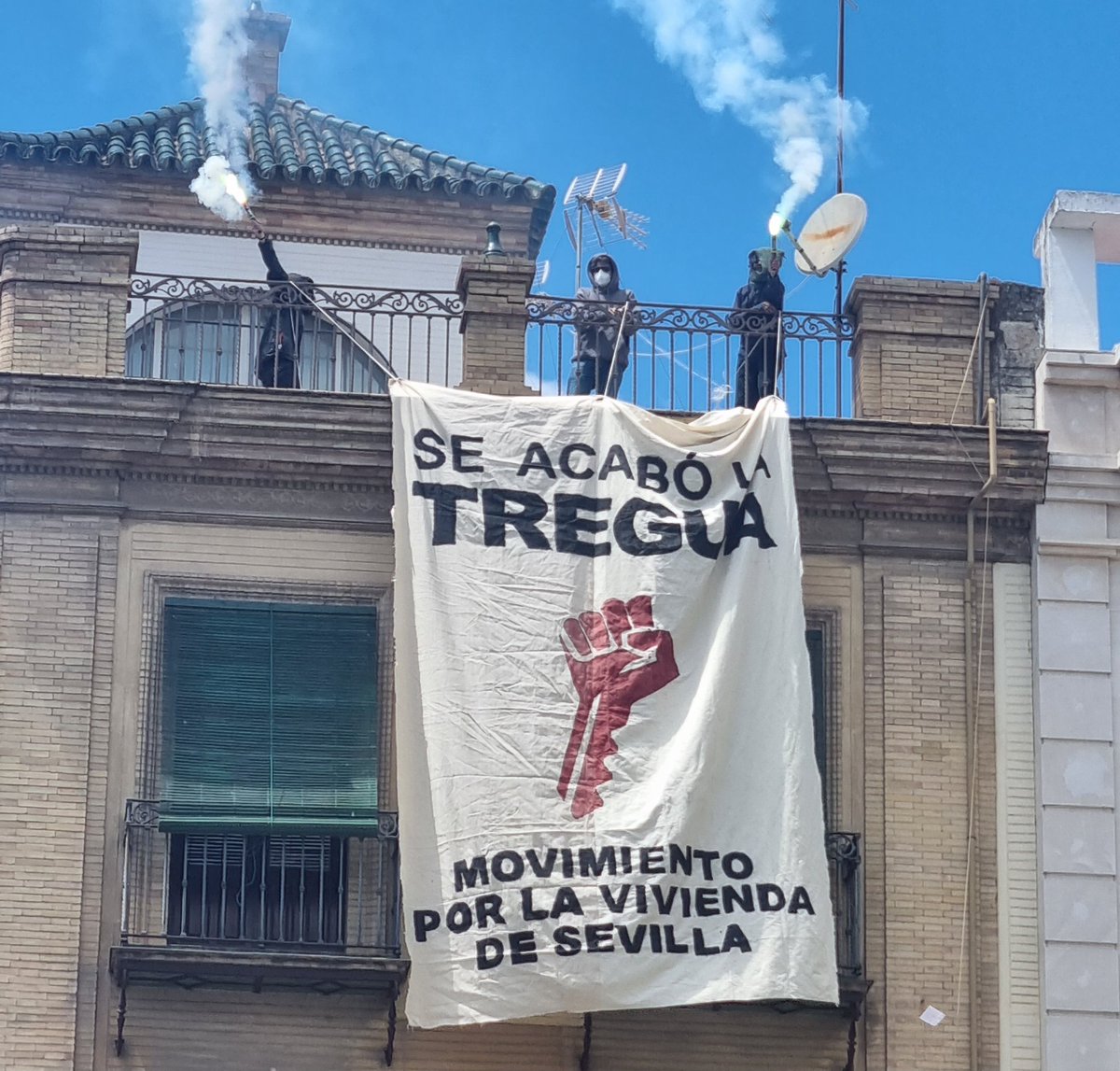 Se Acabó la Tregua Esta es la pancarta que el Movimiento por la vivienda de Sevilla ha desplegado como acción sorpresa al finalizar la manifestación del 1° de Mayo. Están avisados. @MoViviendaSev