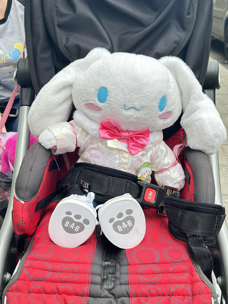 this little girl let me take a picture of her cinnamoroll build a bear 🥺💫