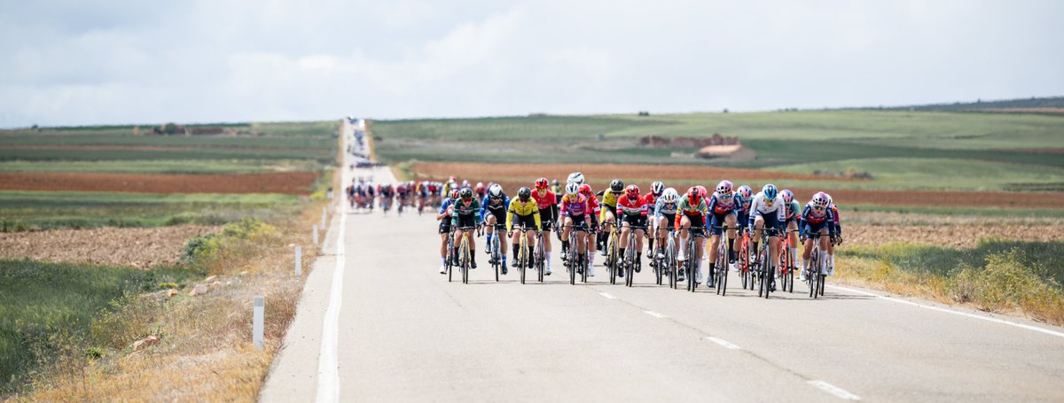 🚅😜 You would think that the peloton got on an @iryo_eu train today, breaking the record for the fastest stage in #LaVueltaFemenina history. 🚅😜 Cualquiera diría que hoy el pelotón ha cogido un @iryo_eu para batir el récord de etapa más rápida de la historia de…