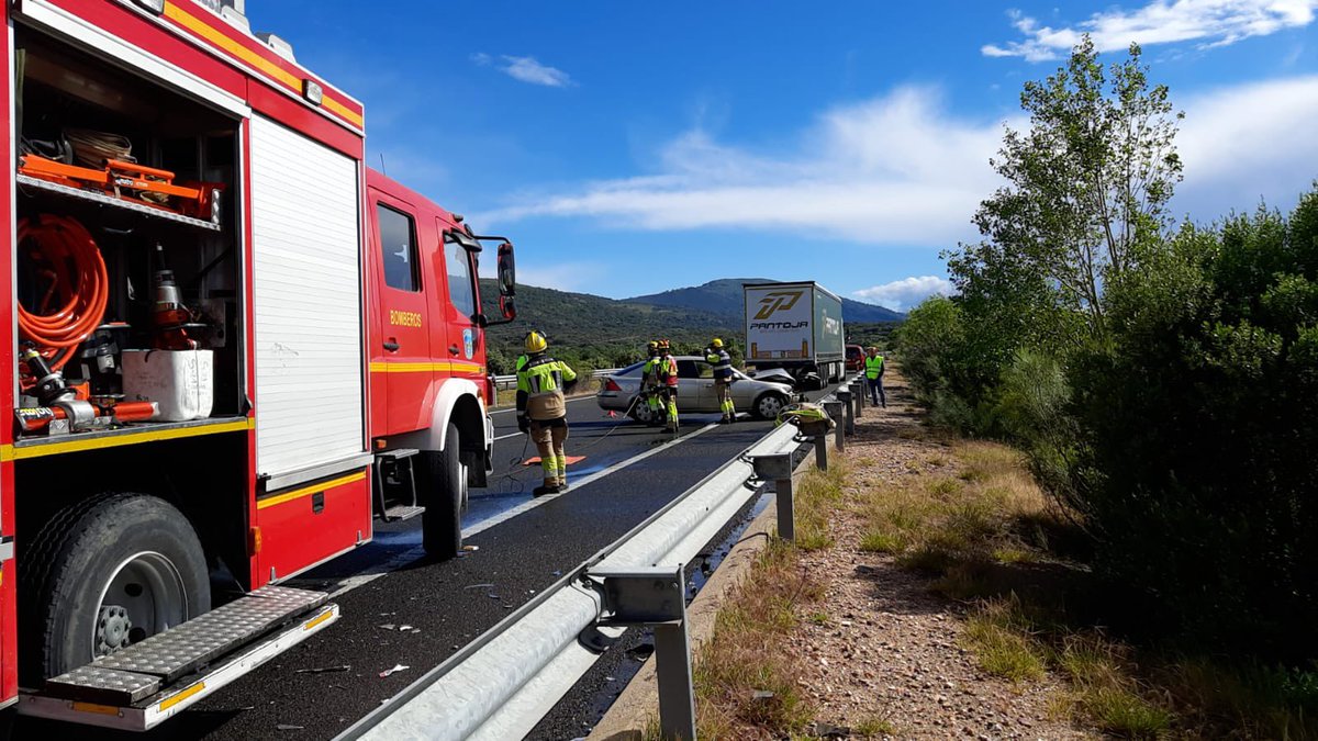 👩‍🚒🧑🏻‍🚒🚒🚨 Bomberos de @DiputacionCC protegen la zona de la A66 donde se ha producido un accidente múltiple. facebook.com/10007703034479…