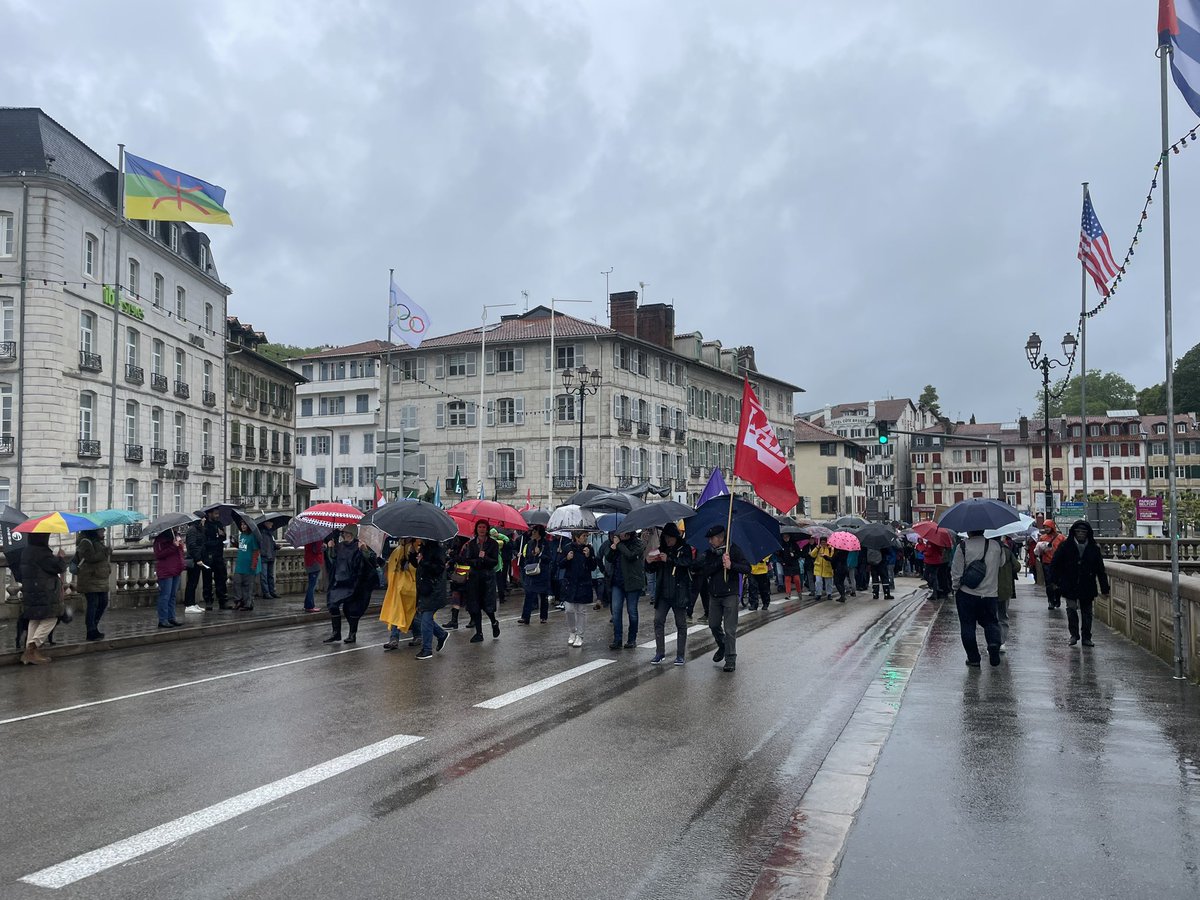 Ehunka lagun bildu dira gaur Baionan Maiatzaren lehenerako euria egin duen arren.