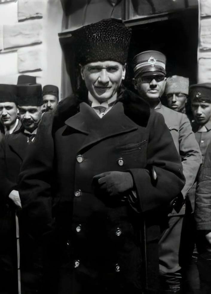 Şu anda Türk siyasetindeki bütün siyasetçileri toplasanız, Gazi Mustafa Kemal Atatürk'ün tırnağı dahi etmezler. Atatürk, sizin idrakinizin ötesinde büyük bir lider.