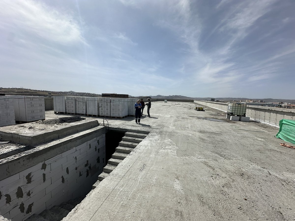 Өнөөдөр барилгын салбарт сайхан мэдээтэй өдөр байна.
Ипотекийн зээлийн эх үүсвэрийг нэмэгдүүлж 1,2 их наяд ₮ хүргэнэ гэнэ,
Цементийн импортын татварыг бууруулж, үнэ ханш буурахнээ...
БАРИЛГАЧИН худалдааны төв-ийн 2-р ээлж Б блокын барилга угсралтын ажил ч овоо явж байна...