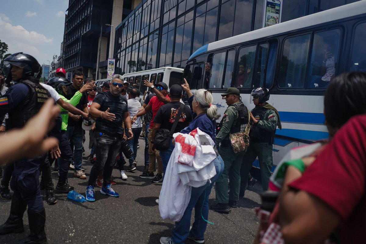 #Caracas en la marcha de trabajadores de la oposición que salió de Chacaito y estaba en Plaza Venezuela, un grupo de motorizados oficialistas, que iban a la marcha convocada por el gobierno, golpearon a un grupo de personas y a la foto periodista @GabyOraa la golpearon y le…