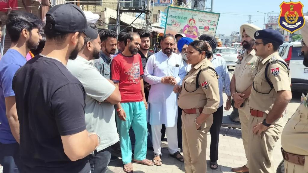 #TrafficPolice in Commissionerate Jalandhar visited congested junctions, implementing changes for smoother traffic and held meetings to raise awareness about road rules in no-tolerance zones.

#TrafficManagement
#RoadSafety
#PublicAwareness